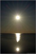 ! Ausrufezeichen !... Sonnenstern *Nordsee* vor Cuxhaven, tiefstehende Sonne spiegelt sich im  Hochwasser des Hamburgerischen Wattenmeeres in der Helgoländer Buch